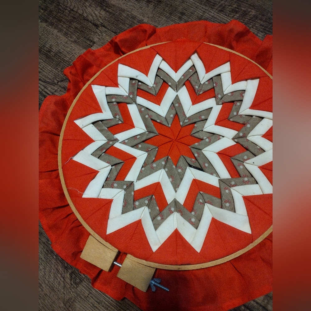 Vintage Star Quilted Pattern w/Ruffle. Hoop Included in the Sale Pre-owned